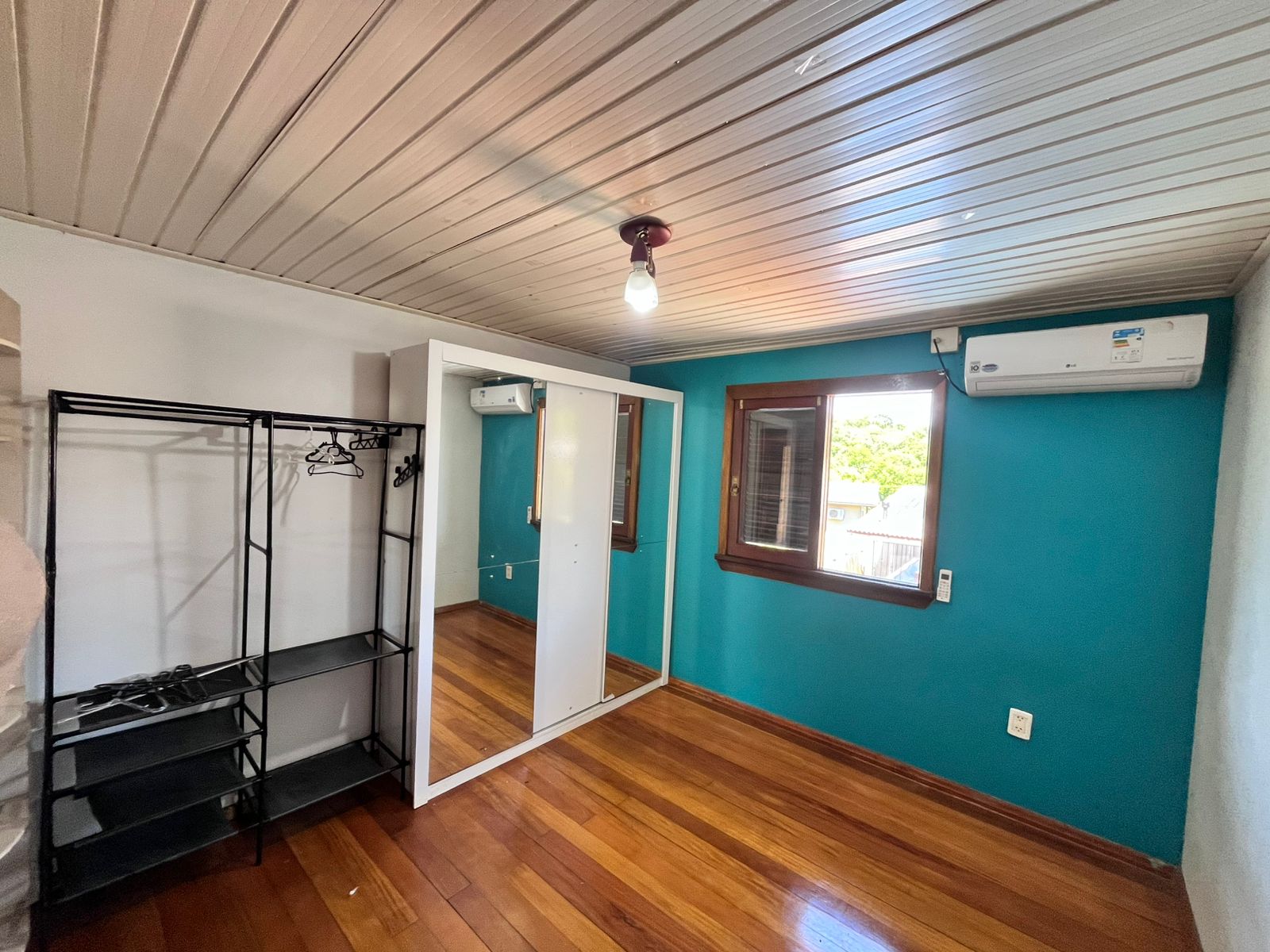 Foto-quarto-c-guarda-roupa